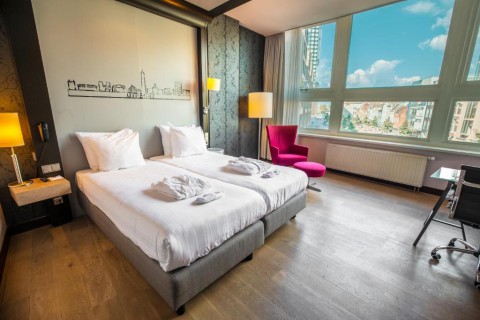 Standard single room including breakfast and taxes